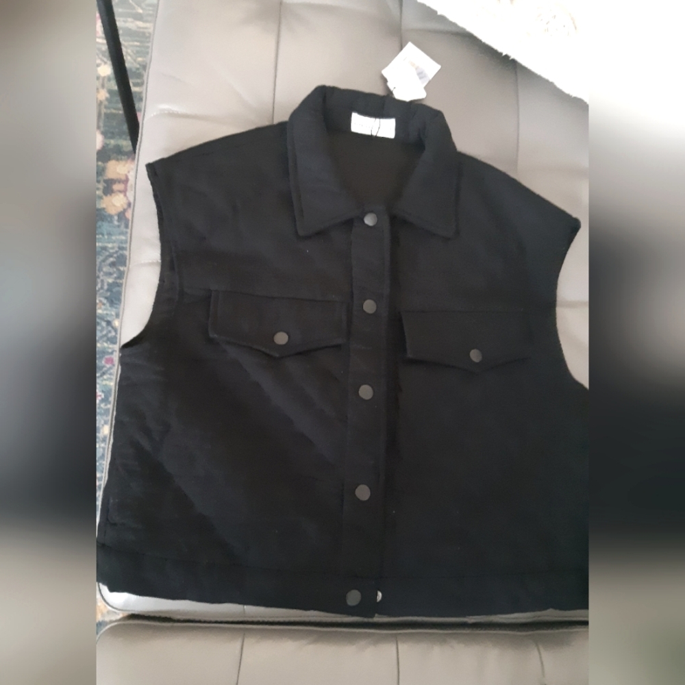 Black vest,so kool and feels so good on.Quilted detail with a boxy fit.
